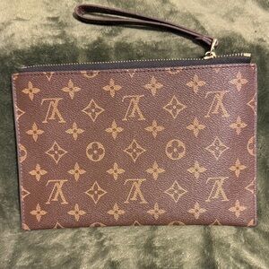 Louis Vuitton authentic Monogram Clutch